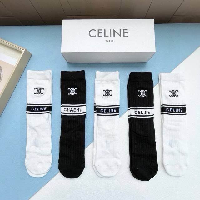 comes with packaging. One box contains five pairs of Celine high-quality super p