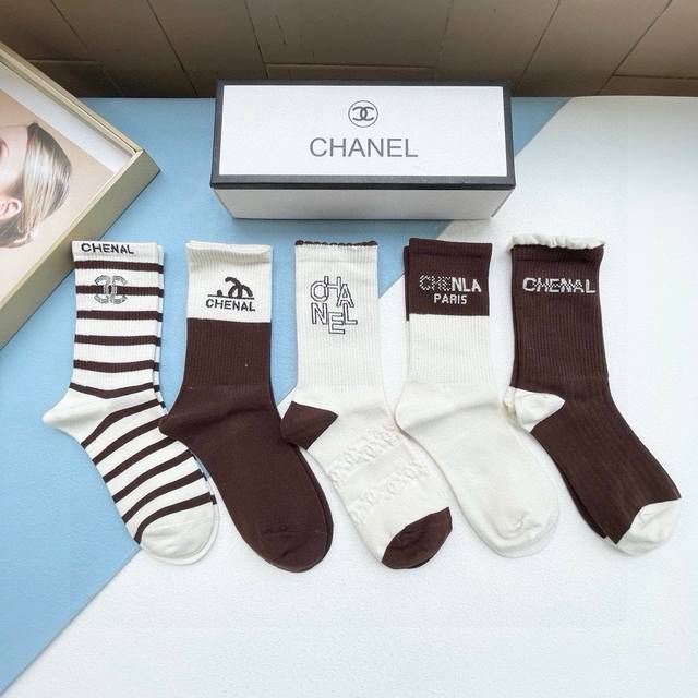 comes with a box of five pairs of Chanel Chanel's popular high socks, high versi