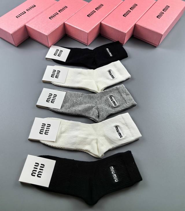 Special counter packaging Miumiu Miu Miu's latest mid-tube embroidered stacked s