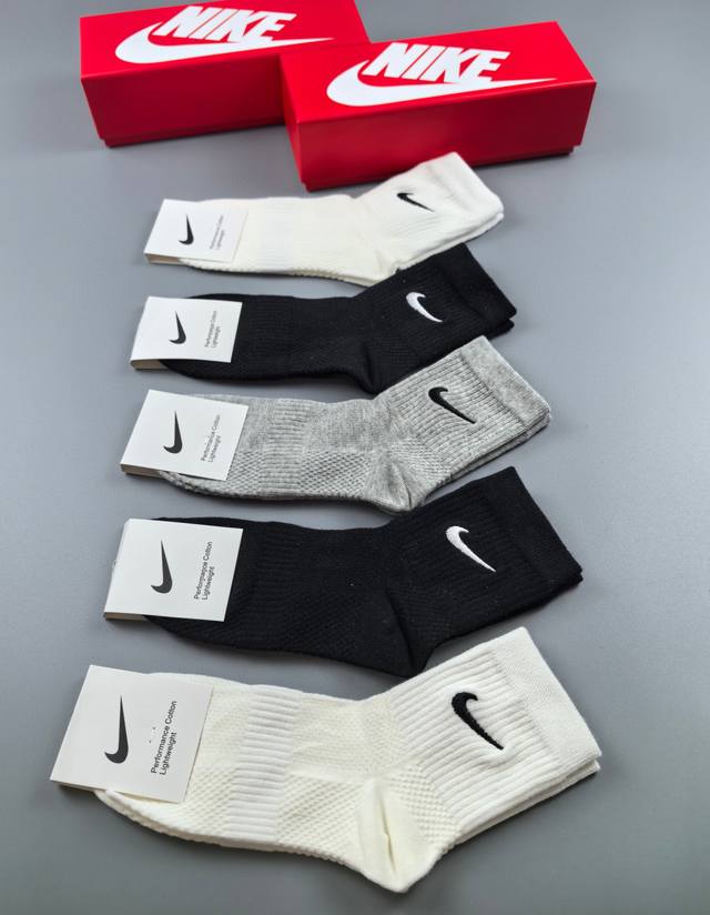 Special counter packaging Nike's latest mid-tube embroidered socks! Five pairs i