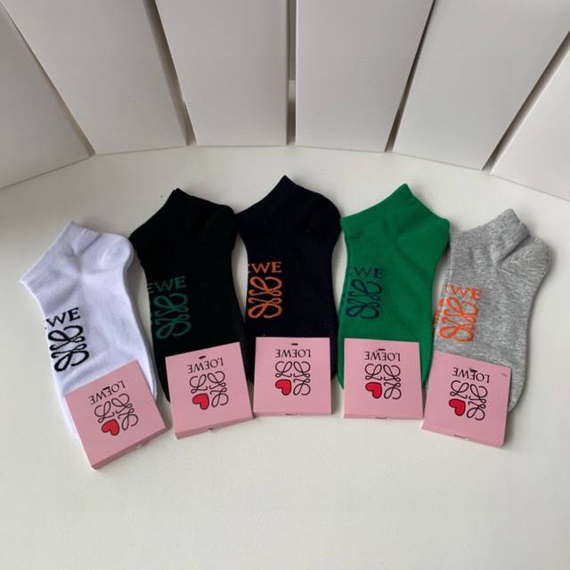Special counter packaging Loewe's new short socks, stacked socks! Five pairs in