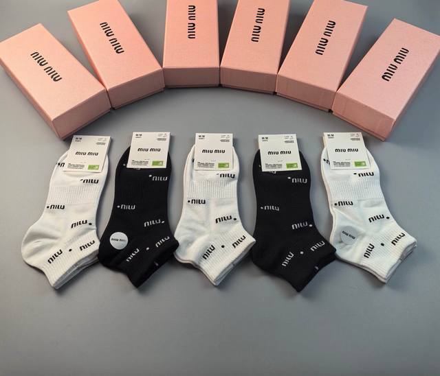 Special Miumiu Miu Miu new women's socks, one box of five pairs of jacquard clas
