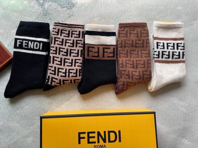 Special Fendi Fendi Fendi new women's mid-tube rabbit wool socks. Pay attention