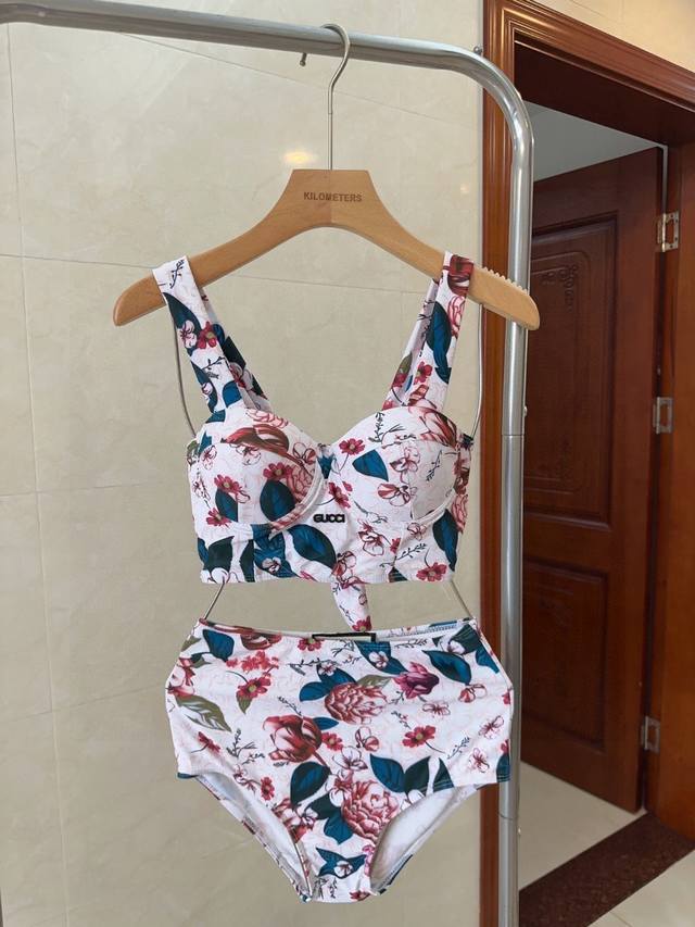 Gucci swimsuit, the upper body is slim and beautiful! Wearing very fashionable S