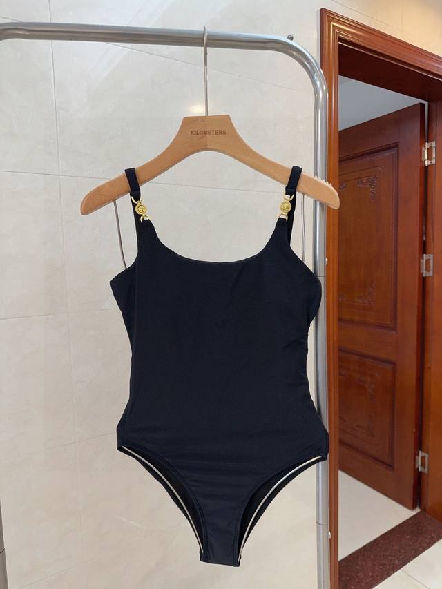 Versace swimsuit, a must-have for fashionistas! The real thing is super beautifu