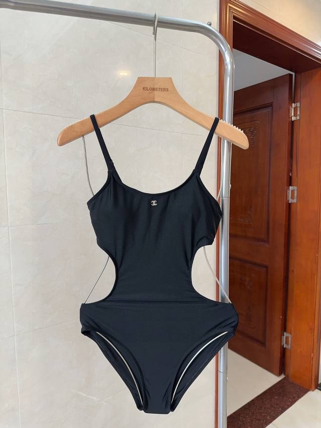 Chanel swimsuit, a must-have for fashionistas! The real thing is super beautiful
