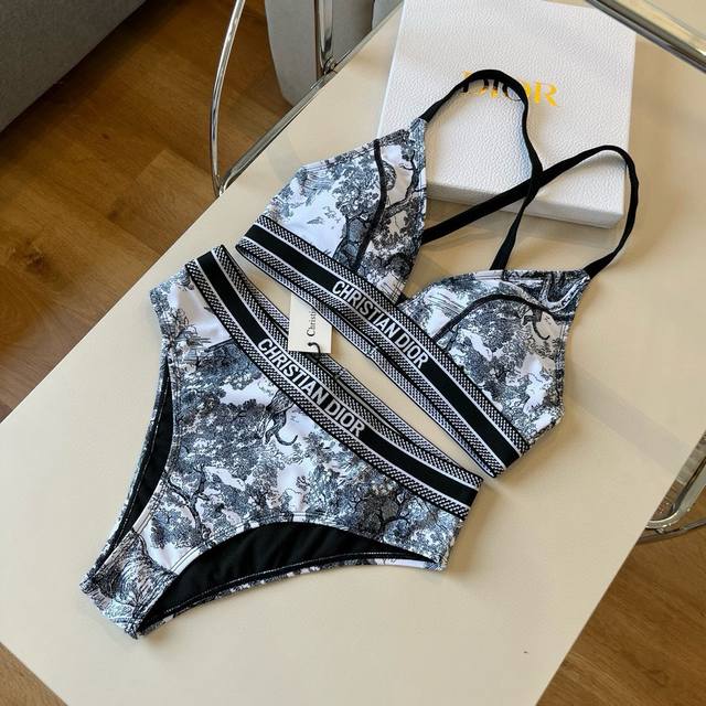 Dior's new two-piece swimsuit is suitable for a variety of scenarios. It can be