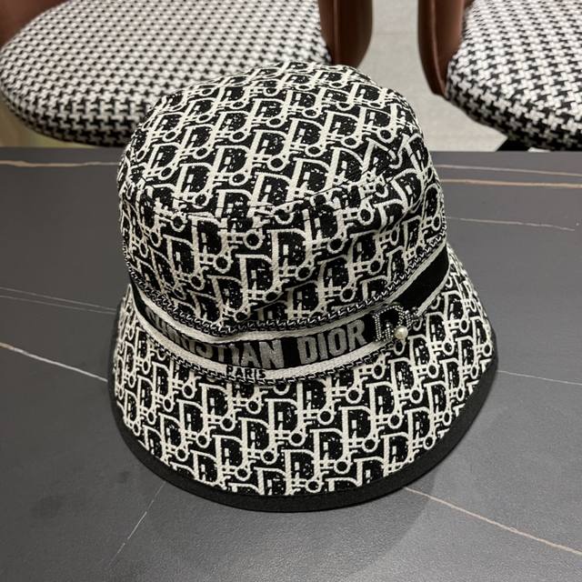 Dior new original bucket hat, exquisite and pure, very stylish, very cool and fa