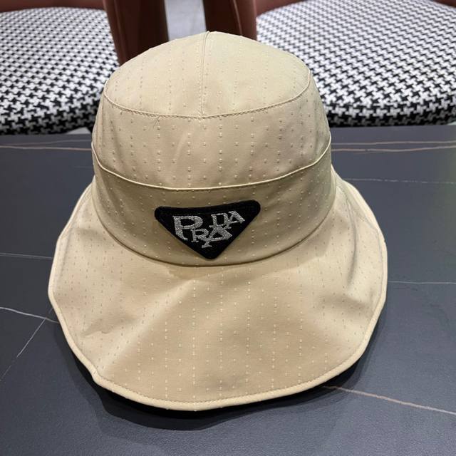Prada's new triangle logo sunshade fisherman hat ~ simple and elegant beach styl