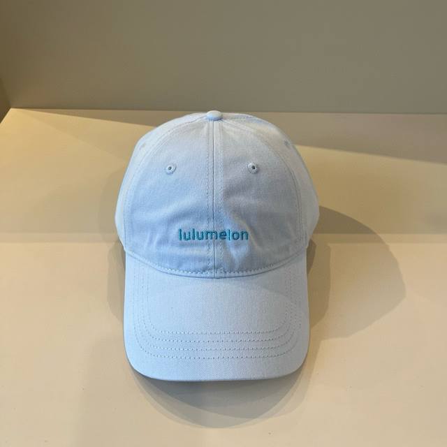 Lululemon baseball cap Those who love fitness must have heard of Lulu~ Very suit