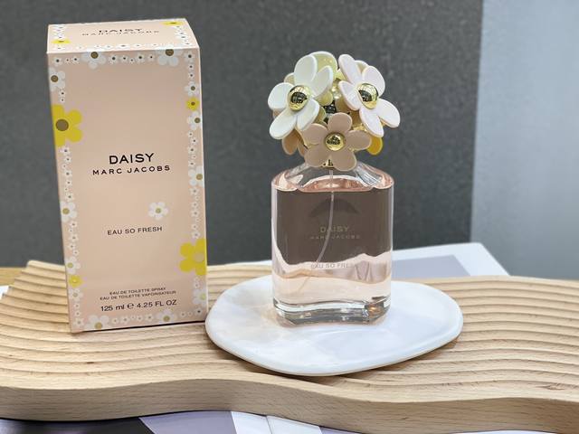 Original factory with full set of original packaging Medium size in stock Tote d
