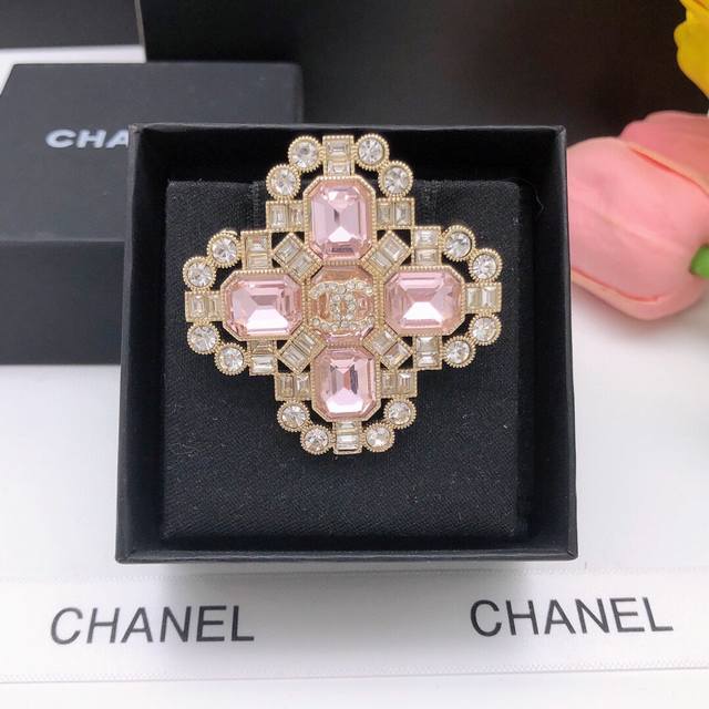 Louis Vuit*On 2025 Spring and Summer Louis Family Light Luxury Lapel Knitted Sho