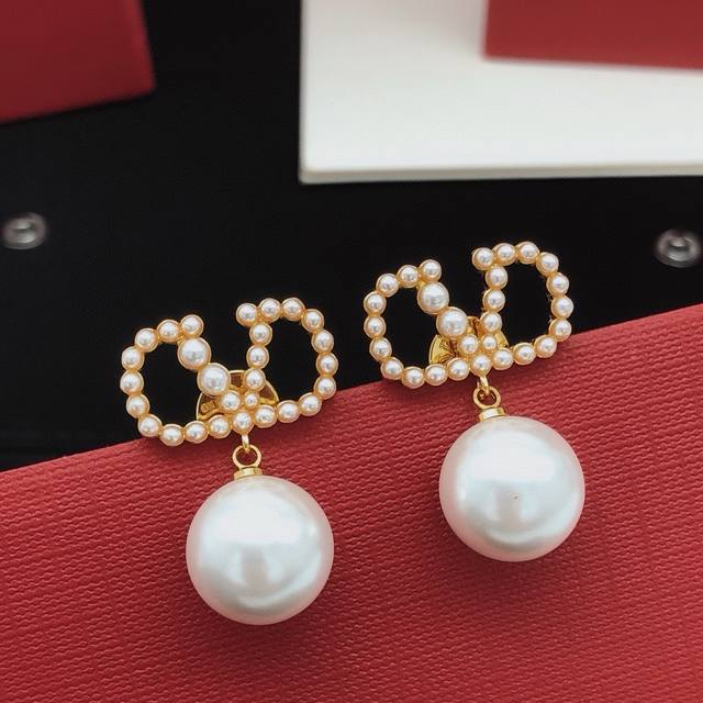 A set of Dior, 2025 summer new products, available at the counter, simple and fa