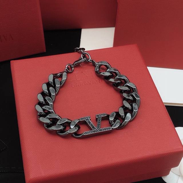 Versace can be worn for business casual or formal wear! 3.8cm latest buckle head