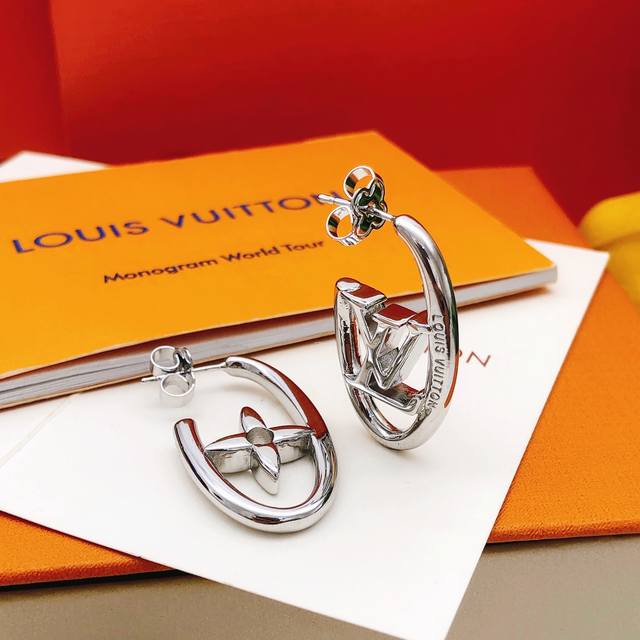 The Lv Attract double-sided belt has slightly curved edges and a modern shape en