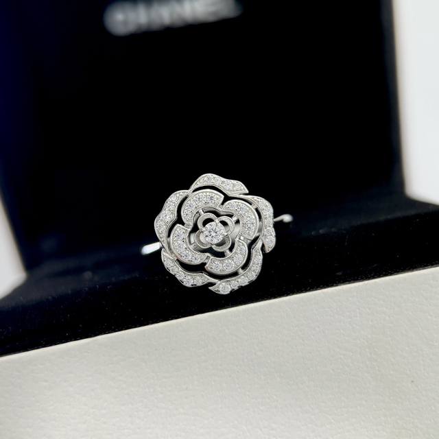 This Dior belt is reversible and has a removable buckle. Crafted from smooth cow