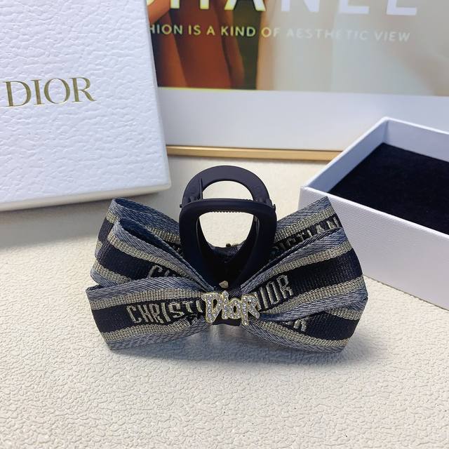 The Lv Initiales 4.0 wide belt renews its iconic design with classic canvas and