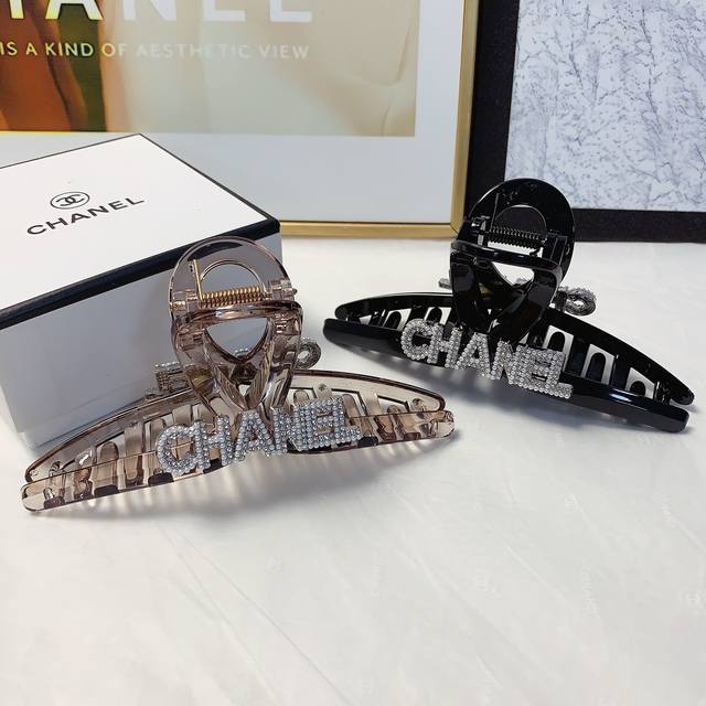 The Lv Initiales Pearls 4.0 wide double-sided belt proves that simplicity is alw