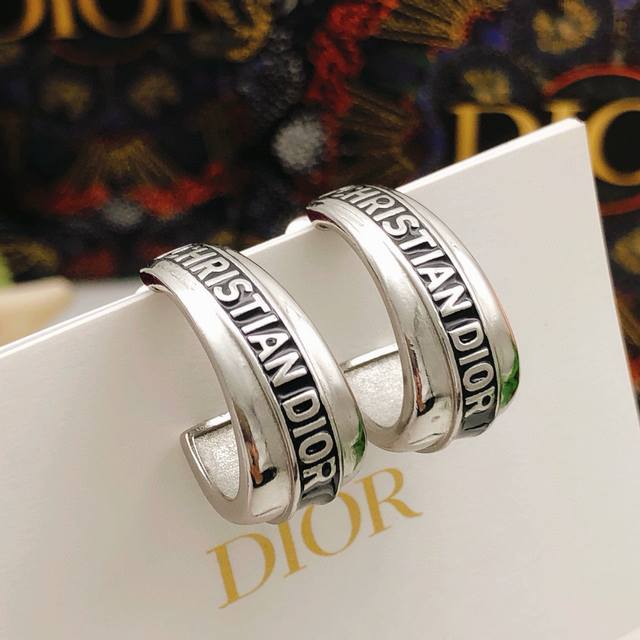 Since the moment of its birth, Yves Saint Laurent has left a colorful, romantic