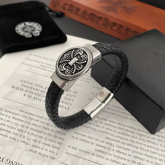 This Versace double-sided belt is made from smooth Saffiano leather and features