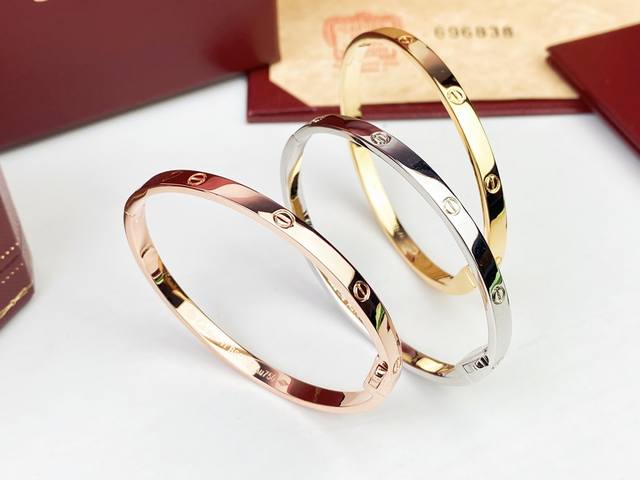 Dior new belt, made of fine top layer leather, soft to the touch, comfortable an
