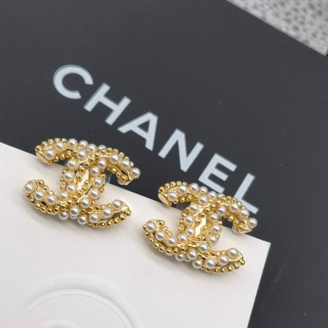 Width 3.0Cm Chanel lychee leather with gold and silver diamond steel buckle.