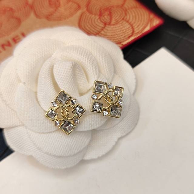 Width 3.0Cm Chanel lychee pattern gold and silver diamond steel buckle.