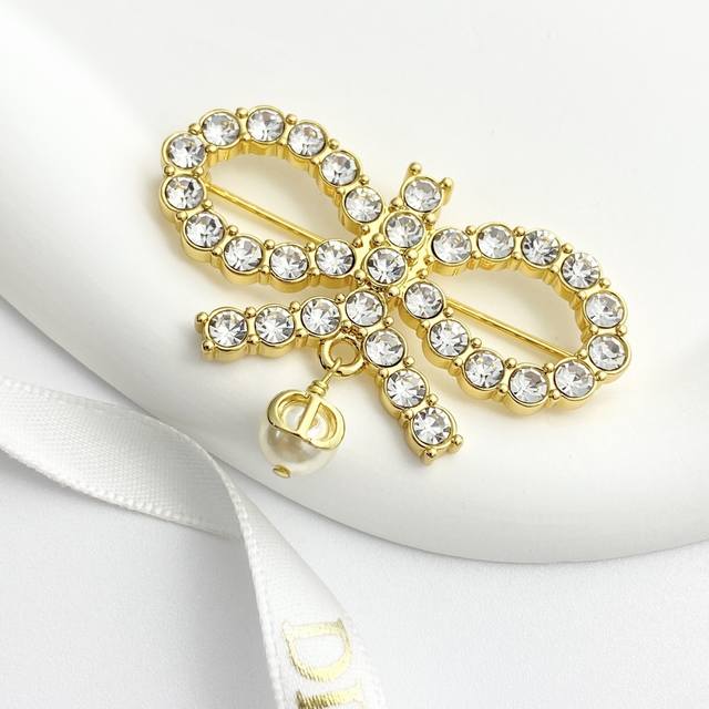 This leather belt features the iconic Versace Medusa head buckle, a signature br
