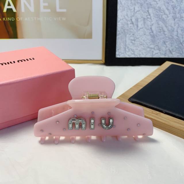 G pin buckle Gucci Model No. 673921 An 4099 Surface material is custom imported