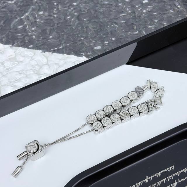 Burberry OEM P bear pendant, Burberry sweater teddy bear keychain pendant is gen