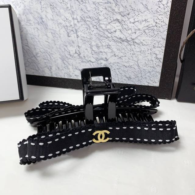 Width 4.0Cm This Versace belt features the iconic Versace Medusa head buckle, a