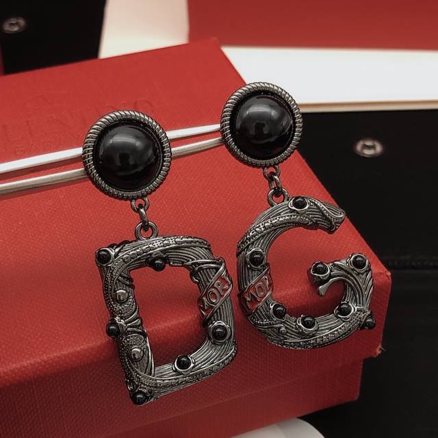 This 35mm reversible belt combines elegance with a modern twist. Double-sided, o