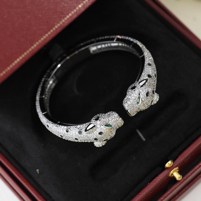 Width 4.0Cm Fendi This belt is paired with a double F diamond-studded steel buck