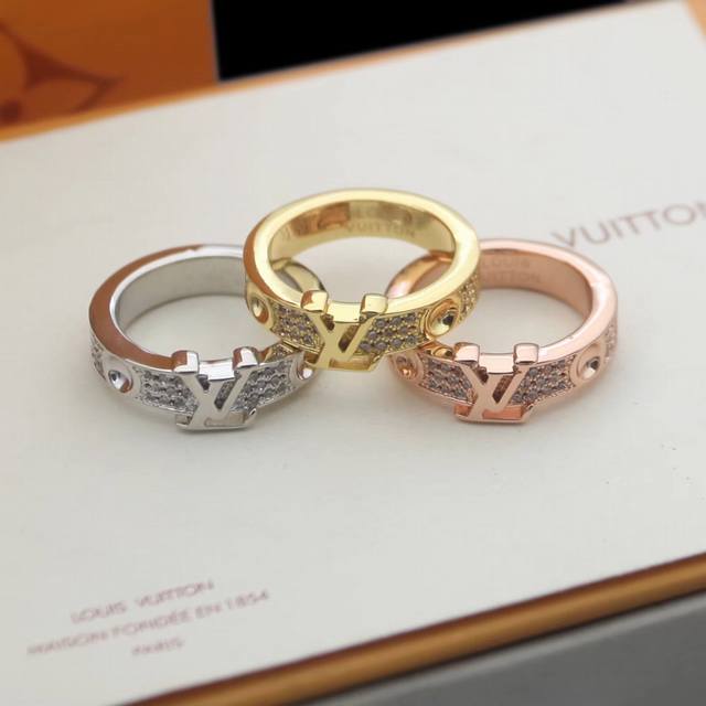 Code E2696 Valentino earrings are hot-selling models and are now on sale. Valent