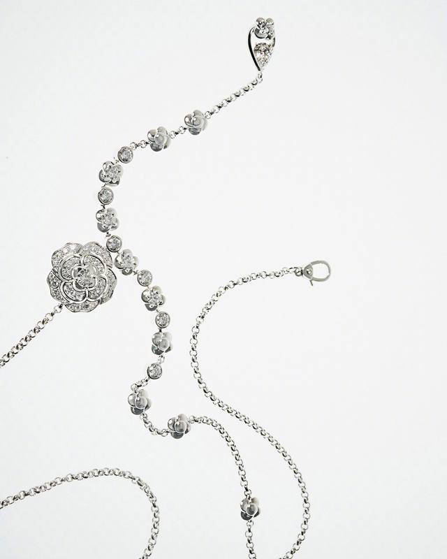 Miumiu pearl letter earrings A playful and fashionable item in summer Light luxu