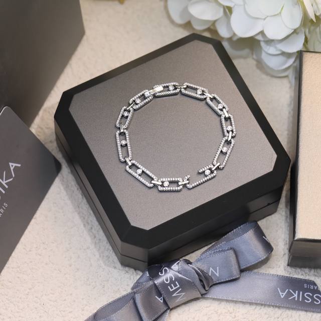 Code E2662 Chanel earrings are hot-selling and are on sale now. Chan 24 crystal