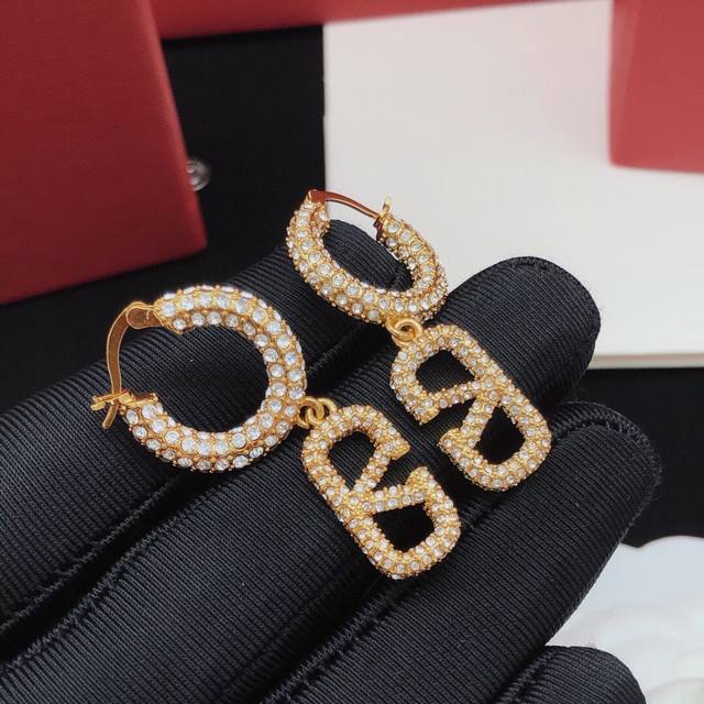 No. Xed0285 Chanel's new double C black diamond and white pearl earrings with di