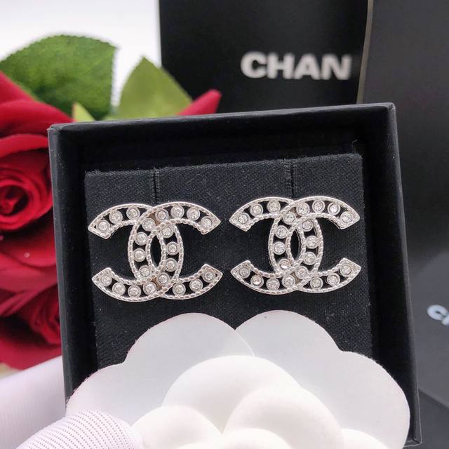 No. Xed0017 Chanel's new style silver earrings with pearls and diamonds! ! Luxur