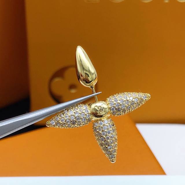 No. Ded0311 Dior is very popular. It is decorated with love tassels and pink pea