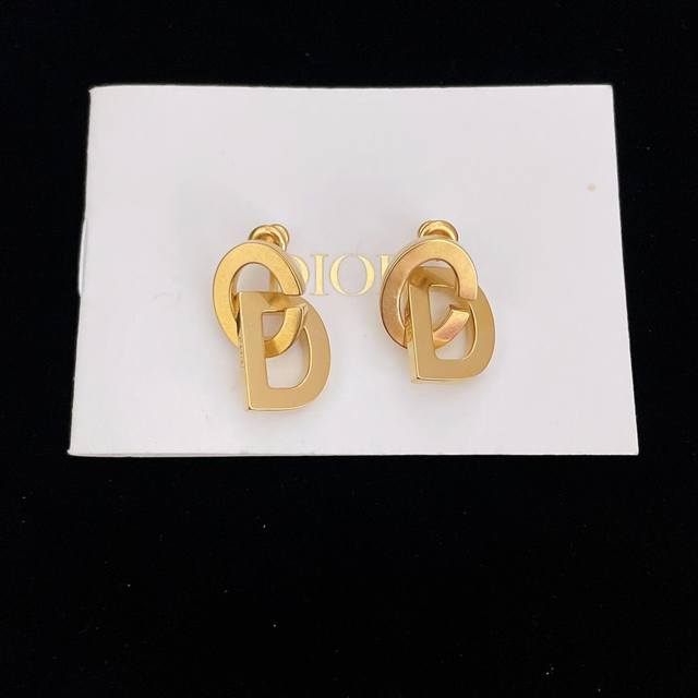 Chanel's popular item, four-leaf clover earrings, the most classic style, no one