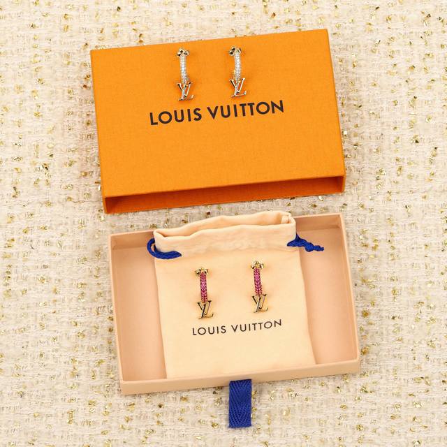 Chanel letter earrings are the best-selling models on the market! 1:1 style mold