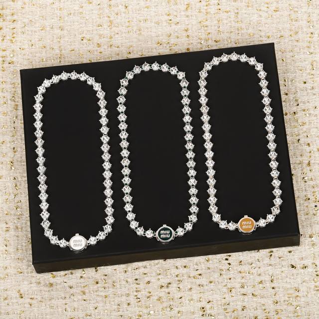Chanel's new Chanel letter brooch is the most understanding of women's accessori
