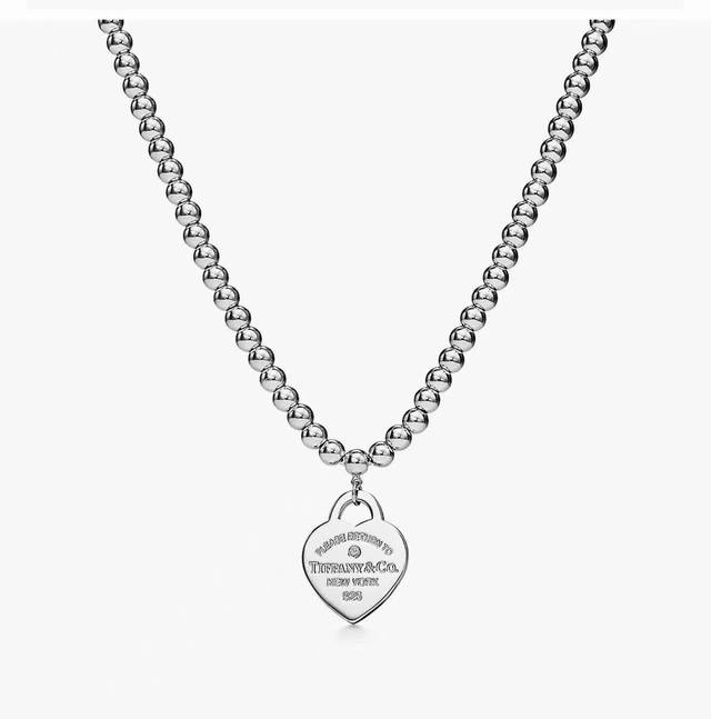 Dior Jadior two-piece bracelet with letters uses gold as the main color, with le