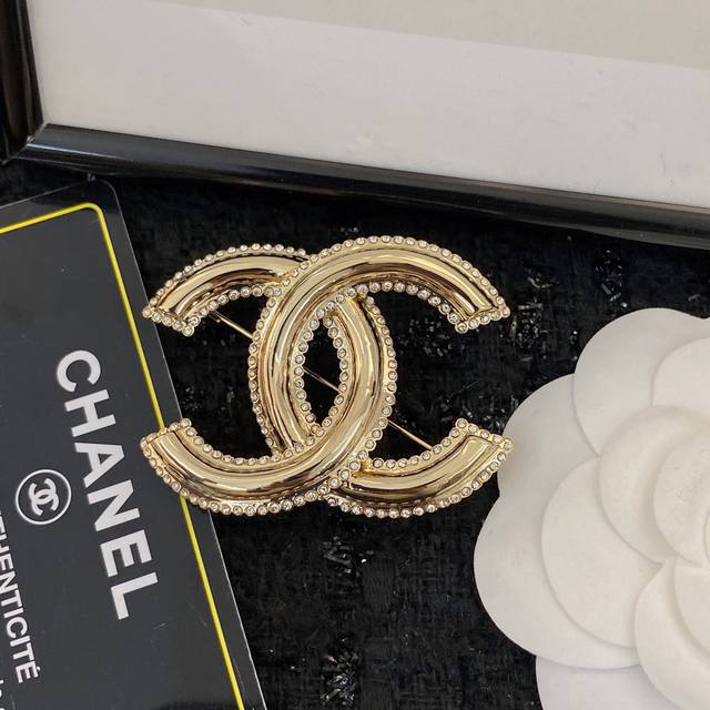 Ysl Saint Laurent brooch original brass material Yves Saint Laurent was founded