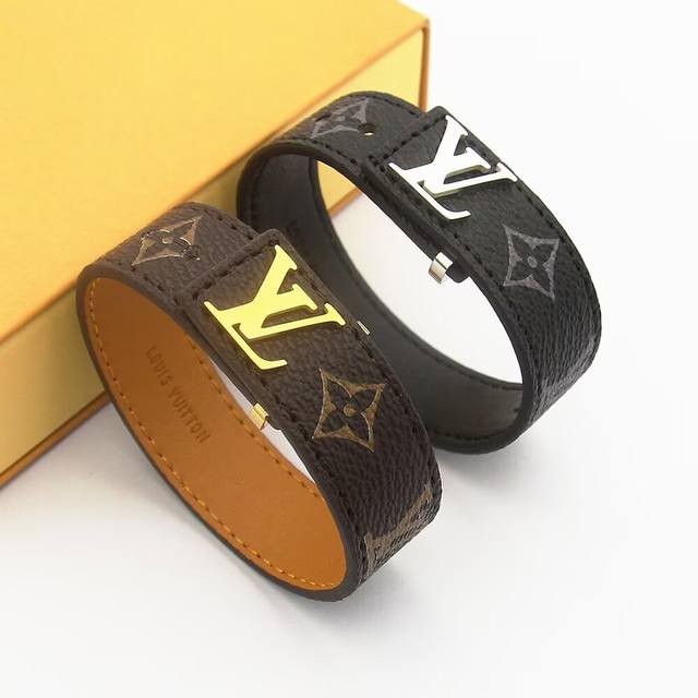 Code E2657 Celine earrings are hot-selling and are on sale now. Celine gold and
