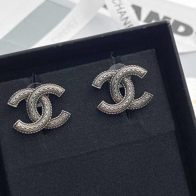 203464 Our large flower earrings are priced at 190000+. Look for the only one th
