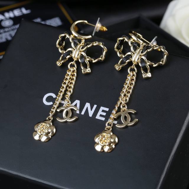 Van Cleef & Arpels four-leaf clover medium natural stone earrings. The popularit