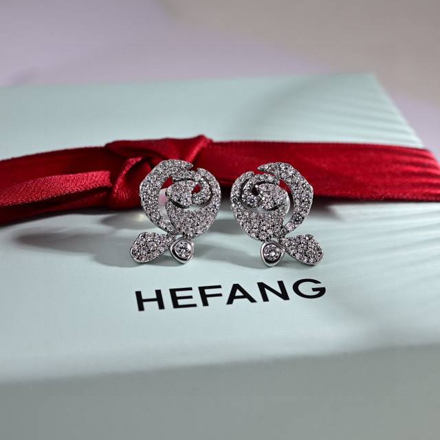 Seiko version of Celine earrings, full of diamonds, creating a classic logo, nev