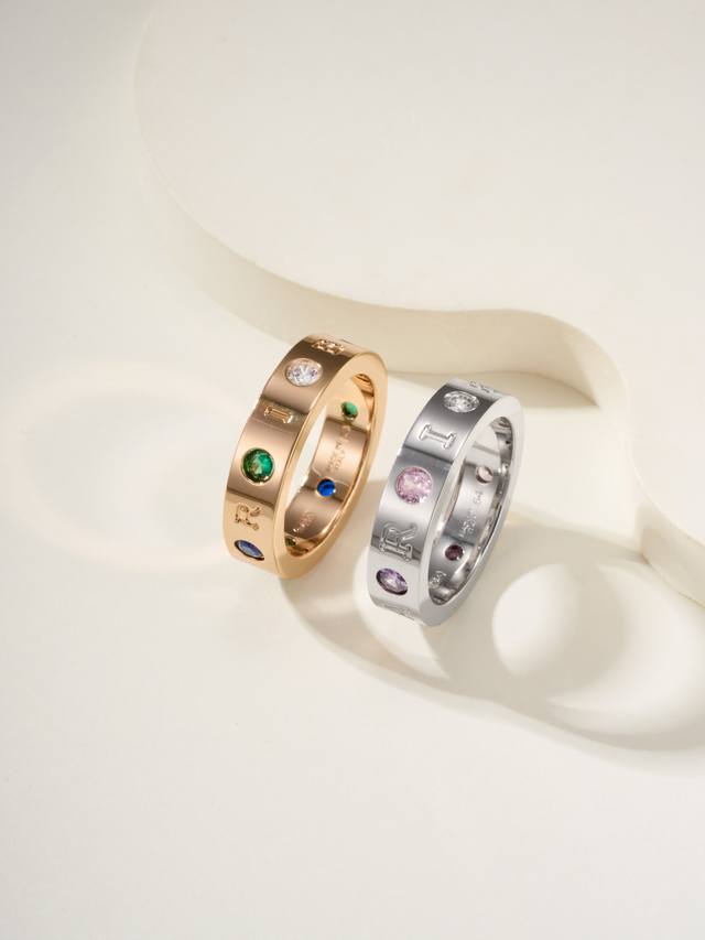 Chanel hollow double C earrings Simple yet elegant