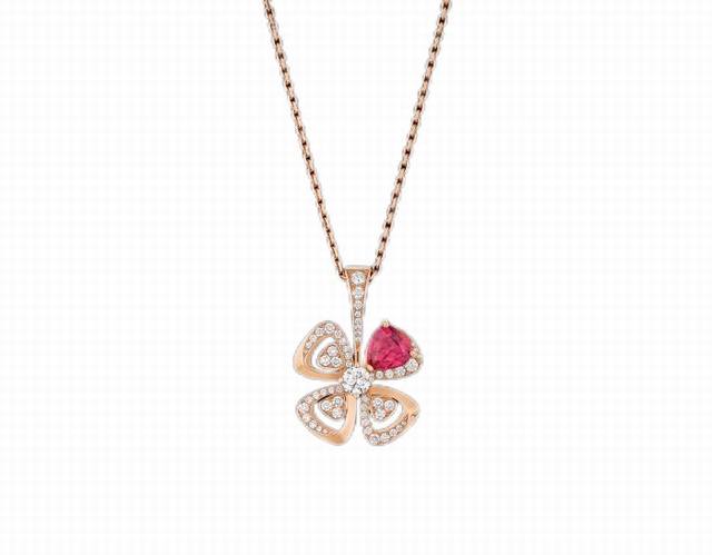 Chanel heart glossy earrings ear hook style High-end simple fashion essential